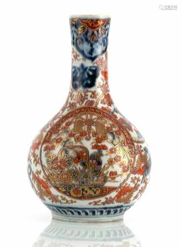 Vase aus Porzellan mit floralem Dekor in den Farben der Imari-Palette