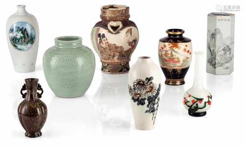 Gruppe von acht Vasen
