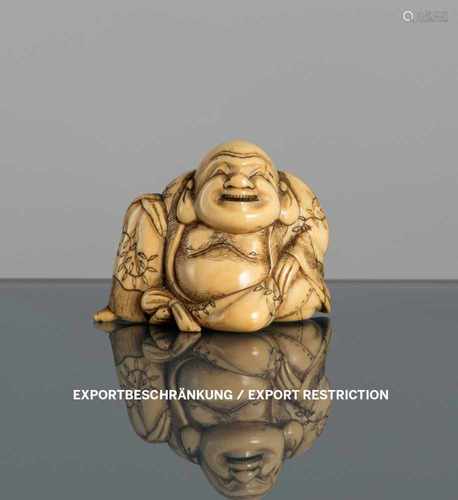 Netsuke des lachenden Hotei aus Elfenbein