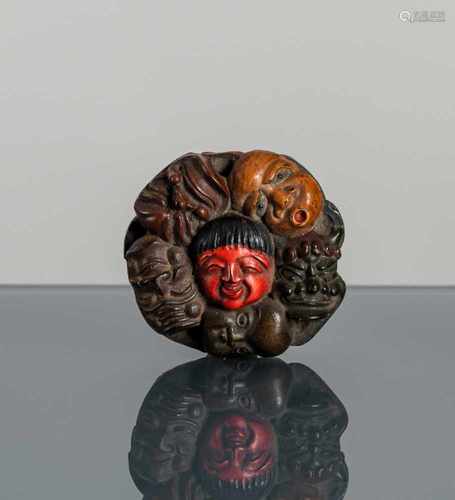 Netsuke aus lackiertem und gepressten Horn mit Darstellung von elf No- und Kyogen-Masken