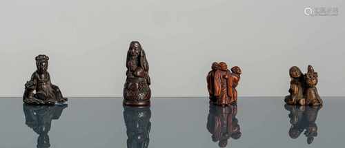 Vier Netsuke aus Holz: Kiyohime m. Glocke, Rakan, Jogen Fujin m. Kirin und Figurengruppe