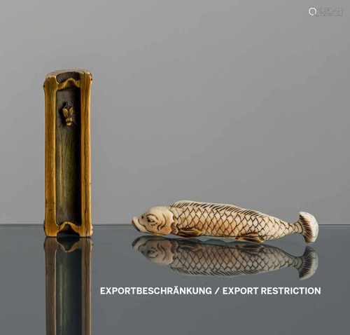 Zwei Netsuke aus Elfenbein: Bambussegment mit Fliege und Fisch