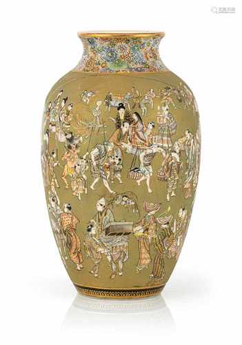 Satsuma-Vase mit figuralem Dekor auf hellgrünem Fond