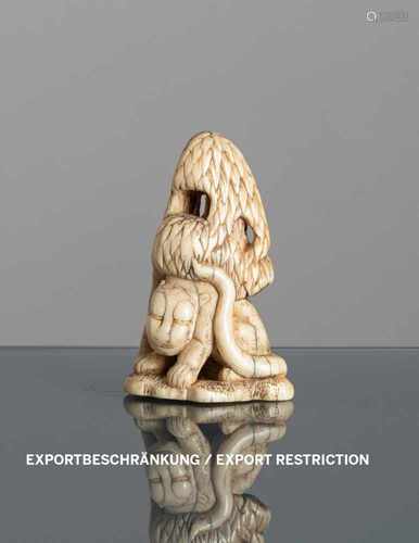 Netsuke eines Tigers unter Bambus aus Elfenbein