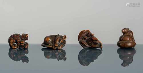 Vier Netsuke aus Holz: Wolf m. Hasen, Tanuki und zwei Rattendarstellungen