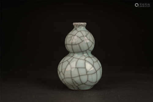 GE GOURD SHAPED VASE QING STYLE