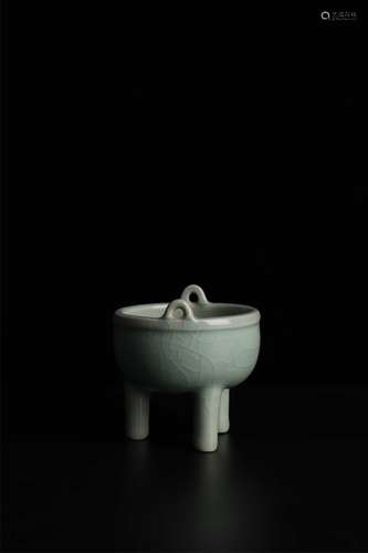 LONGQUAN CELADON TRIPOD CENSER