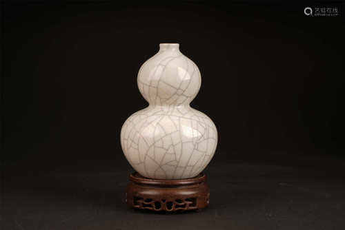 GE GOURD SHAPED VASE QING STYLE