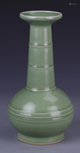 Chinese Lungquan Goose Neck Vase