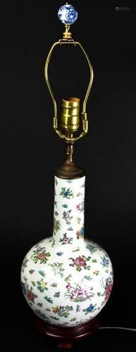 Chinese Porcelain Hand Painted Lamp w Car…