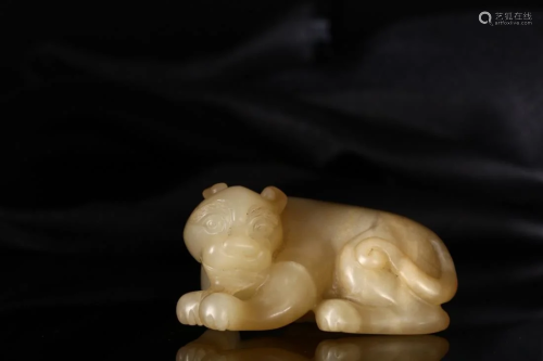 A CHINESE JADE CARVING OF 'AUSPICIOU…