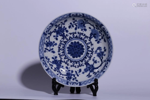 A BLUE AND WHITE 'FLOWER' PORCELAIN PLATE