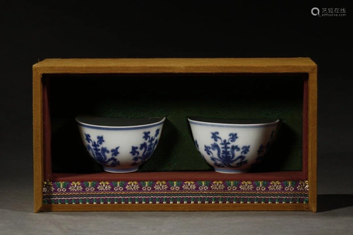 PAIR OF BLUE AND WHITE PORCELAIN BOWLS