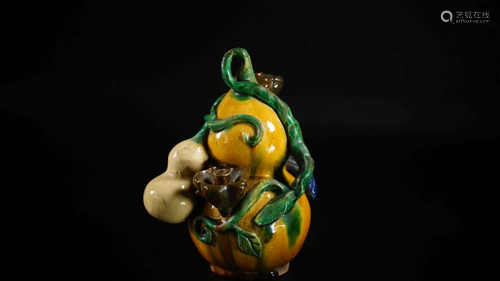 A WUCAI GOURD SHAPE PORCELAIN INCE…