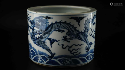 A BLUE AND WHITE 'DRAGON' PORCELAIN B…