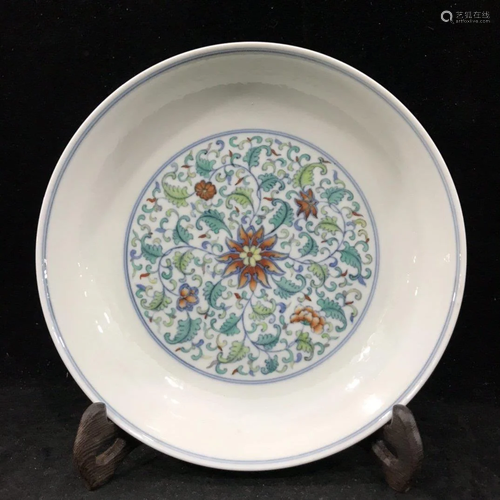 A DOUCAI FOLIAGE PATTERN PORCELAIN PLATE