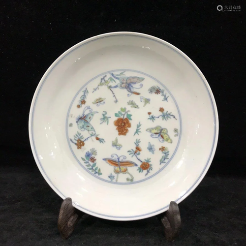 A BLUE AND WHITE DOUCAI PORCELAIN PLATE