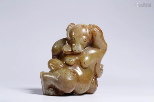 A RUSSET JADE CARVING 'BEAR' ORNAM…