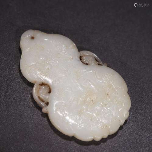 A Hetian Jade Carved Gourd- shaped Pendant