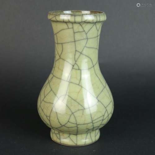 An O?cial Kiln Porcelain Wild- Mouth Bottle