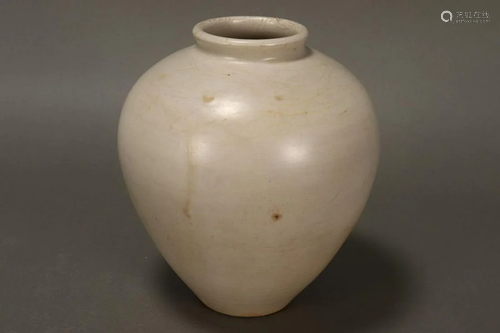 Chinese Ming Dynasty White Glaze Jar,