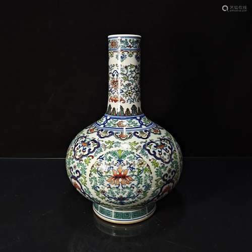 A Clashingcolor Twining Flowers Porcelain Flask