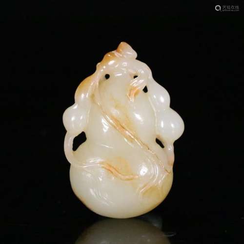 A Hetian Jade Carved Gourd- shaped Pendant