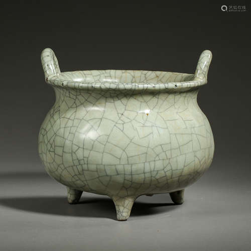 ANCIENT CHINESE CELADON TRIPOD PORCELAIN STOVE