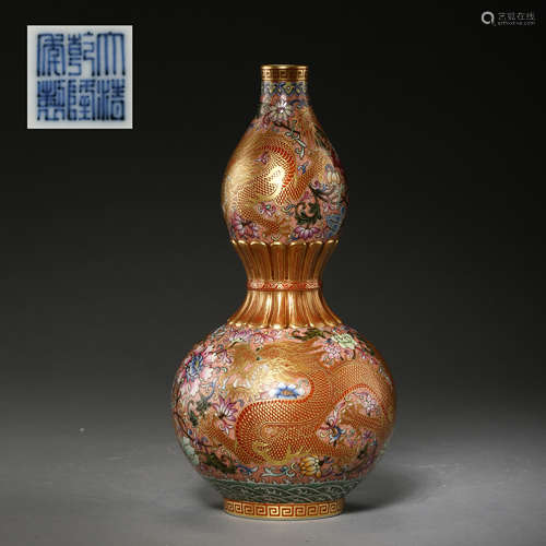 CHINESE QING DYNASTY FAMILLE ROSE GOURD BOTTLE