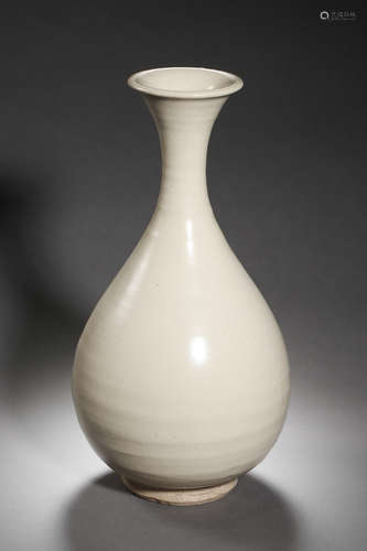 CHINESE WHITE GLAZED VASE