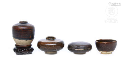 Lote de cuatro piezas de cerámica vidriada, sudeste asiático, s.XIV-XV