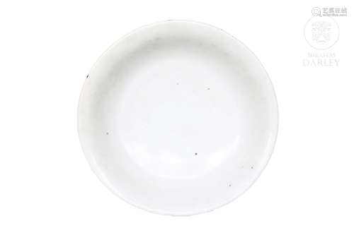 Plato de porcelana vidriada en blanco, posiblemente dinastía Ming tardía, pps.s.XVII