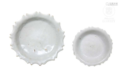Lote de dos platos vidriados en color blanco, posiblemente dinastía Ming tardía, pps.s.XVII