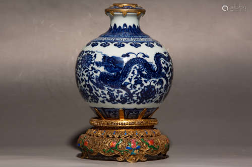 Chinese Qing Dynasty Qianlong Period Gold Painted Porcelain Bottle