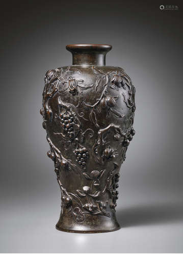 清早期 铜浮雕三多瑞果纹梅瓶