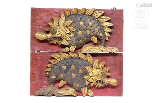 Pareja de placas decorativas representando un pescado, Indonesia, pps.s.XX