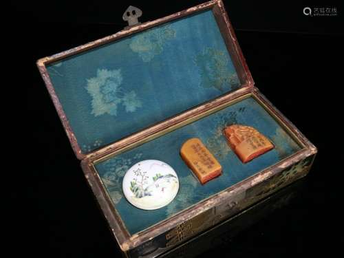 A Famous Mark XuShaGen Mark Tianhuang Stone  Seal A Set Golden-Painted Figure Set Box