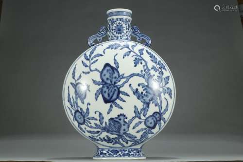 A Blue and White Figures Oblate Vase