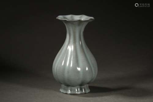 A Guan Kiln Melon Porcelain Vase