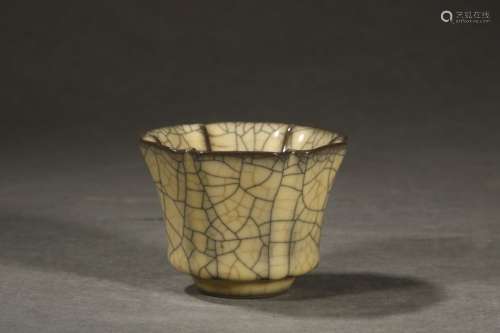 A Yellow Ge Glaze Cup