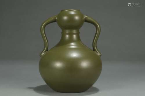 A Daqing-Qianlong-Nianzhi Mark Tea-dust Glazed Garlic Vase