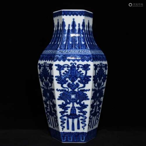 A Chinese Porcelain Daqing-Qianlong-Nianzhi Mark Blue&White Longevous Pattern Vase