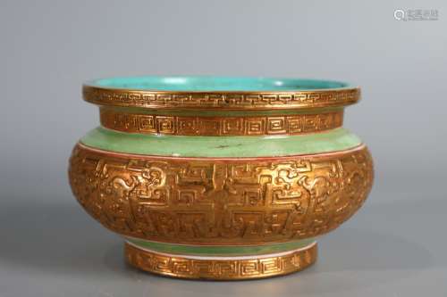 A Chinese Porcelain Daqing-Qianlong-Nianzhi Mark Gilt Jar