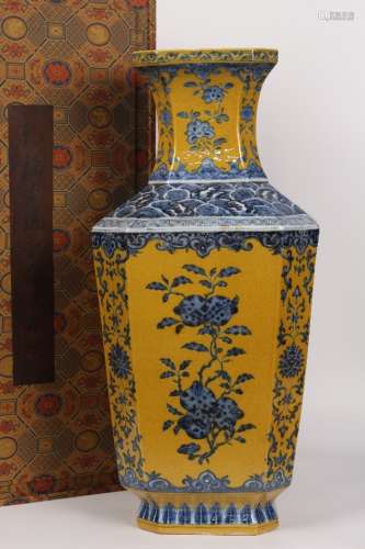 A Chinese Porcelain Daqing-Qianlong-Nianzhi Mark Yellow Galze Blue&White Square Vase