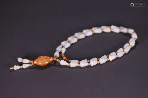 A Chinese Hetian Jade Gourd Carved Necklace