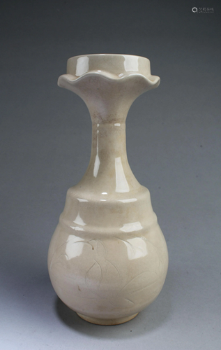 Chinese DingYao Vase