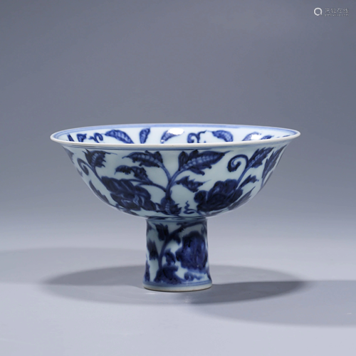 A BLUE & WHITE FLORAL STEM BOWL WITH DA MING XUAN DE