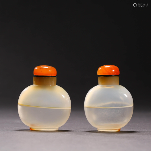 A PAIR OF AGATE SNUFF BOTTLES