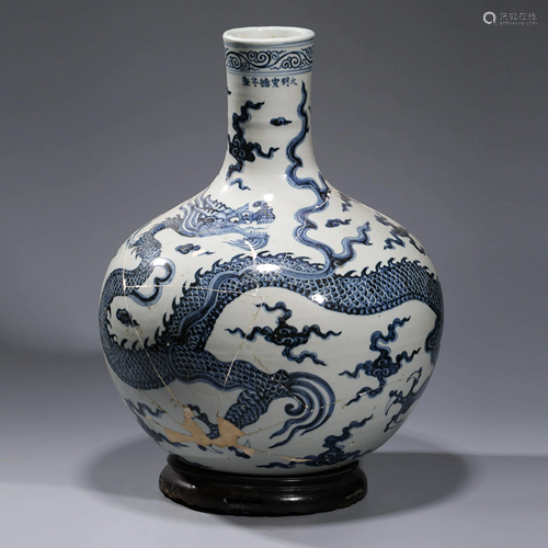 A BLUE & WHITE DRAGON PORCELAIN TIANQIUPING