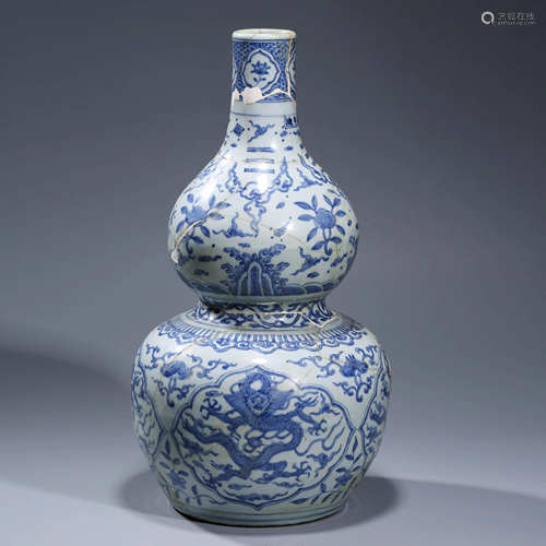 A BLUE & WHITE DRAGON GOURD SHAPED PORCELAIN VASE